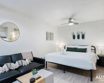 Cozy Newly Renovated King Sofa Bed and Smart TV - Austin