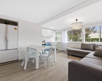 Coastal Cottage - Ettalong Beach - Ettalong beach - Living room