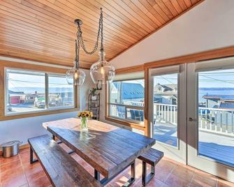 Mckees Beach House w/ Ocean Views, Hot Tub! - Stanwood - Comedor