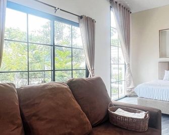 Baantonlom suvarnabhumi - Bang Sao Thong - Living room