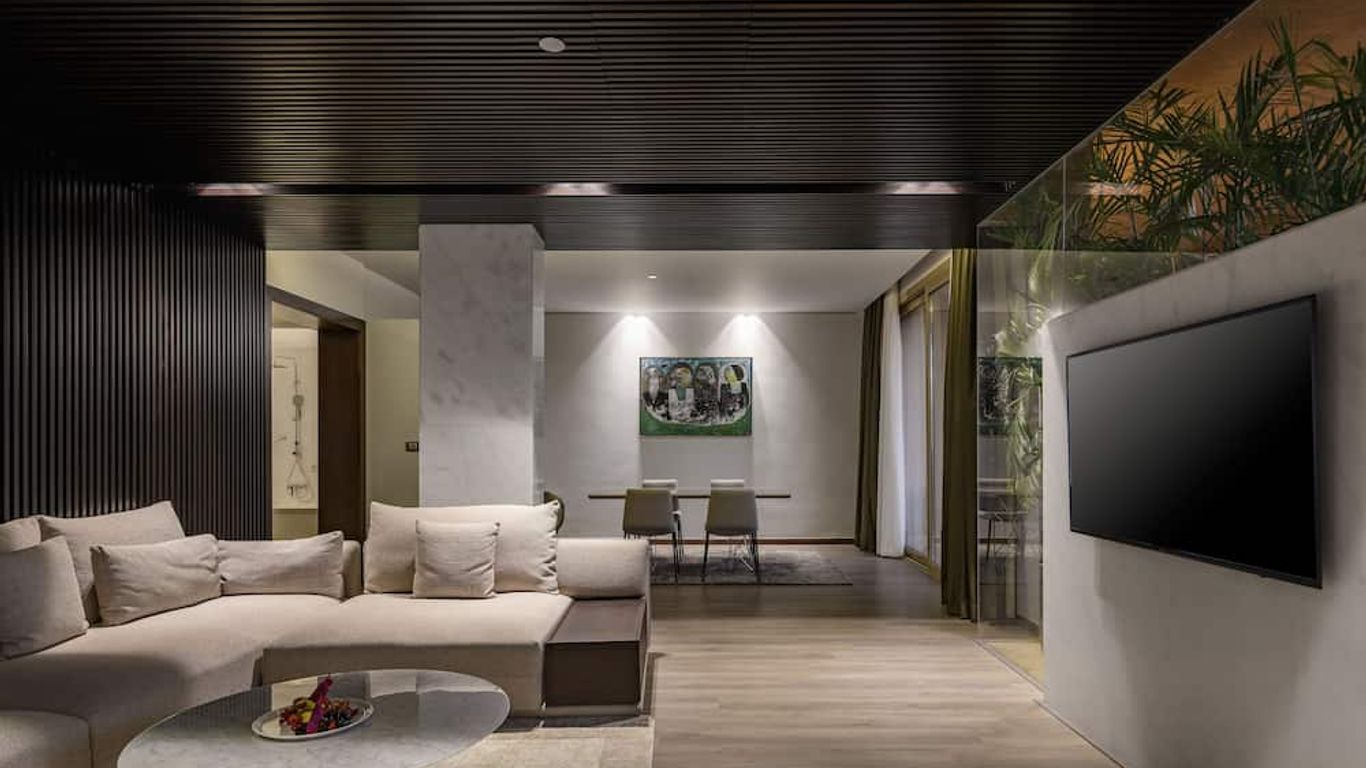 Dusit Thani LakeView Cairo