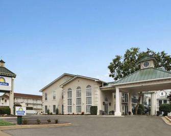 Days Inn by Wyndham Branson Near Theatre District - Branson - Building