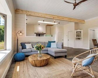 Charming 2BR Farmhouse Amazing View of Mt. Rainier - Family Friendly + Game Barn - Mineral - Sala de estar