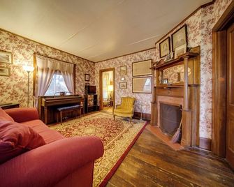 Historic Victorian Farmhouse w/ Porch & Views! - Mayville - Living room