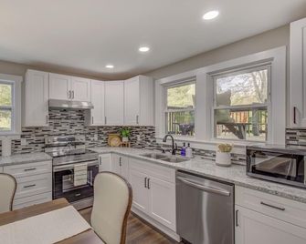 King-Bed, Game Room, Large Kitchen Retreat in Saluda - Saluda - Keuken