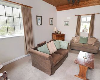 BEN BRACK, pet friendly, with open fire in Oughterard, County Galway - Galway - Living room