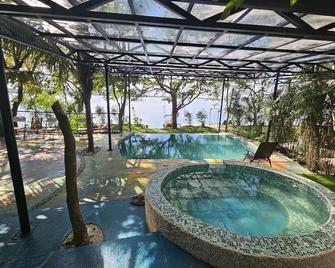 Las Luciernagas Hotel - Flores - Bazén