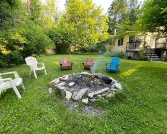 Charming Cottage 2 min walk from a private beach on Georgian Bay - Port McNicoll - Patio