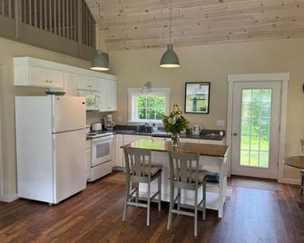 All New 1-bedroom cottage on a private pond in Woodstock with WiFi, AC - Woodstock - Cocina