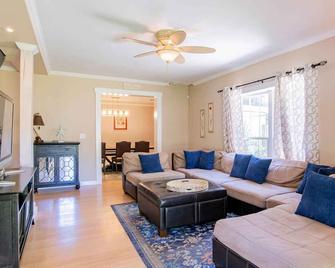 Cadiz Hideaway - Gulf Breeze - Living room