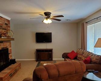 Beautiful Arbuckle Lake home, secluded, trees Longer Term Rental Discounts - Sulphur - Sala de estar