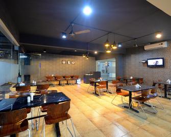 At Home Suites - Hyderabad - Restaurante