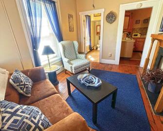 Nye's Place in Heart of Historic Roscoe Village - Coshocton - Living room
