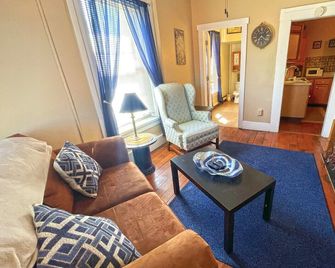 Nye's Place in Heart of Historic Roscoe Village - Coshocton - Living room