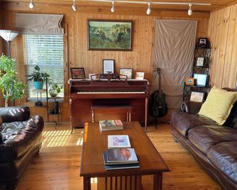Rustic Hillside Cabin near Mineral Wells - 2 bedrooms, Brazos River Access - Mineral Wells - Obývací pokoj