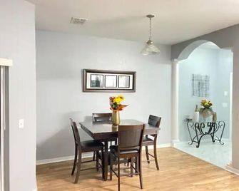 Cheerful-Spacious Townhome - Tampa - Comedor