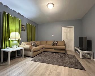Vern Orchard Cozy 3br - Springfield - Living room