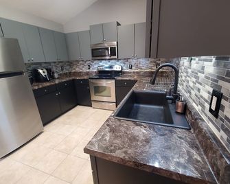 Modern 3 Bedroom Home in Quiet Friendly Neighborhood. Prime Location! - Murfreesboro - Kitchen