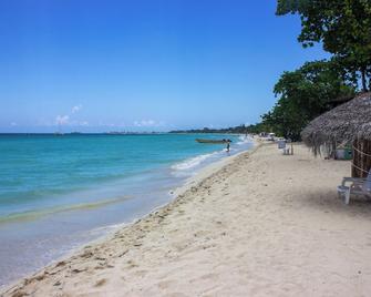 Mom's Place Negril - Negril - Plajă