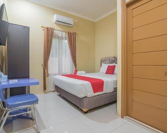 RedDoorz Plus near Syamsudin Noor Airport 3 - Banjarbaru - Bedroom