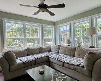 The Gingerbread Guest House - 이니스필 - 거실