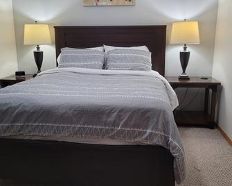 Centrally Located Southside Private Basement Suite - Lethbridge - Habitación