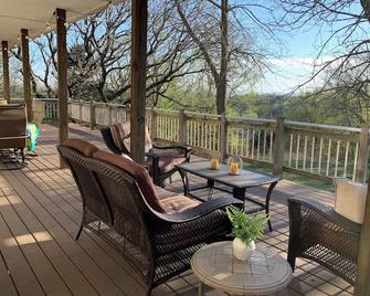 Peacful 4-bedroom home just outisde Missouri Valley and 25 minutes from Omaha - Missouri Valley - Patio