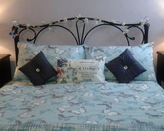 17 Trem Enlli is a homely 2 bed seafront apartment in Tywyn - Tywyn - Bedroom