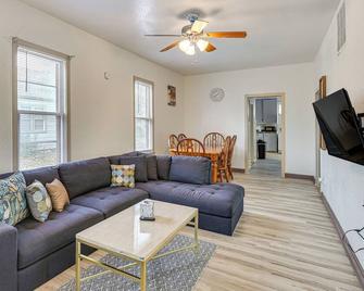 2 Mi to Dtwn: Salina Home w/ Deck & Yard - Salina - Living room