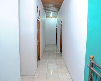 Spot On 2584 Hotel Karya Nunggal Asri - Sumedang - Pasillo