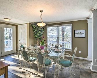 Unique Camden Waterfront with Spectacular Views! - Camden - Essbereich