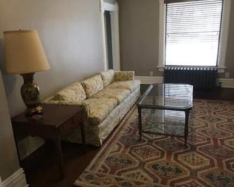 Urban Farmhouse near O’Hare Airport - Des Plaines - Living room