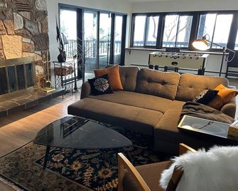 Eagle Rock - Spacious Oceanfront - Family Friendly Home - Pender Island - Living room