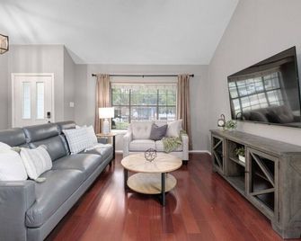 'Boni and Blithe' - Pet-Friendly! Centrally Located! Fenced in Yard! - McNeil - Sala de estar