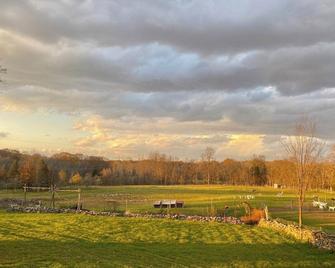 Hudson Valley Farm Getaway- West/Llama Lover Lane - Hyde Park
