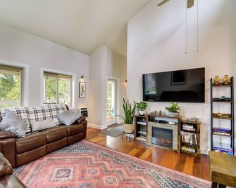 Port Townsend Home: Spacious Yard & Mountain Views - Port Townsend - Sala de estar