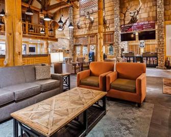 Charming Retreat amidst Nature! Free Breakfast. Indoor Pool, Free Parking! - Bryce - Living room