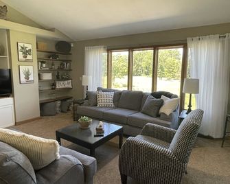 Third Day Farm Country Getaway Stay brEnjoy the country life - Walkerton - Huiskamer