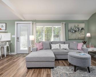 Relax & Unwind at Anna's Place! Stylish interior, gardens + a beautiful patio. - Harrison - Living room