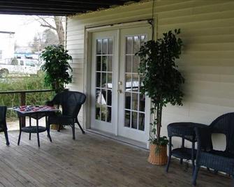 Boone Lake Bungalow. Cozy, Comfortable and Convenient. - Bluff City - Patio