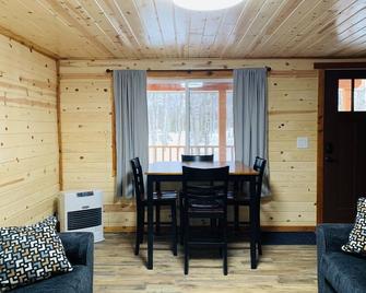 Fantastic Cabin in Willow, Sleeps 3! Full kitchen and bathroom! - Willow - Comedor