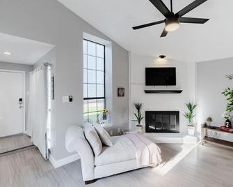 Cozy Newly Renovated Entire Residential Home - Lewisville - Living room