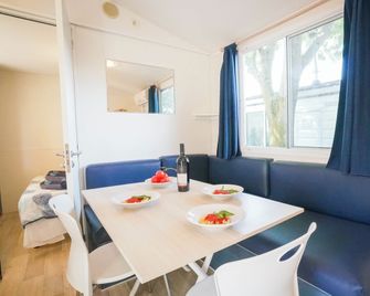 Happy Camp Mobile Homes in Camping Bella Austria - Sankt Peter am Kammersberg - Comedor