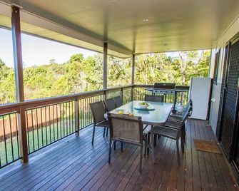 Surf Hunter - holiday house walk to beach, cafes , byo linen - Agnes Water - Balcony