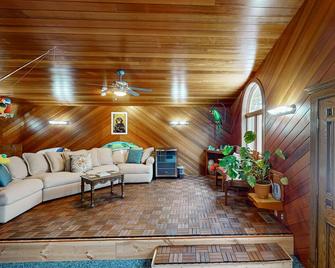Unique wooded oasis with jacuzzi, sauna, pool, game room - near Keuka Lake - Bath - Вітальня