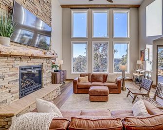 Luxury 3475sq ft 5 bed, 5.5 bath. Private hot tub. Zion/Bryce. 7th Night Free! - Springdale - Вітальня