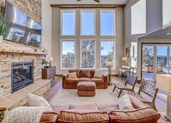 On the border of Zion NP! 5 bed, 5.5 bath, private hot tub overlooking canyon! - Springdale - Living room