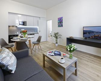 Downtown Suites Jugoslavska - Prague - Living room