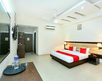 OYO Flagship 81024 Orange Breeze Resort - Baddi - Bedroom