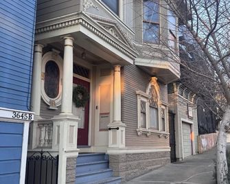 Private Studio in an Edwardian Town Home - San Francisco